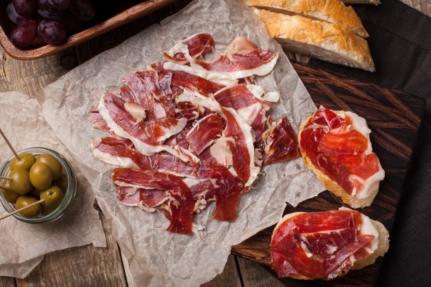 jamon-iberico-pan-blanco_79782-999